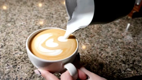A video that showing how to make Latte Art. Tutorial of making art latte. 動画素材 334648297