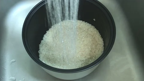 This  video shows hands cleaning and washing rice grains in a kitchen sink. 스톡 동영상 155379587