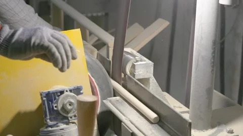 The video shows a woodworking process, where a spinning machine smooths wooden Vidéo 297784286