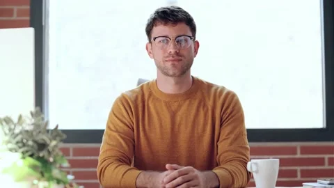 Video of smart business man doing a videocall while working in a modern start Vídeos de archivo 167079606
