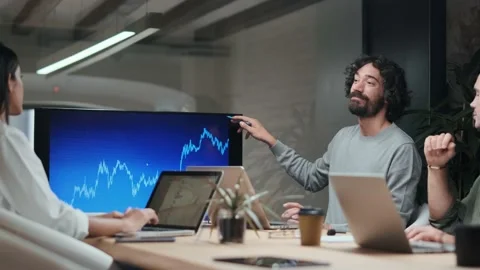 Video of smart businessman explaining a project to his colleagues with statis Stock Footage 172014383