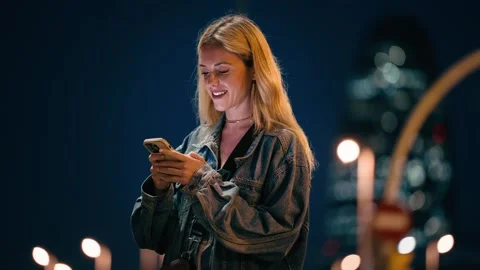 Video of smiling woman using her smartphone while walking across the city i.. 스톡 동영상 331807147