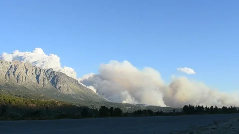 Video of the smoke between the mountains of La ciudad de el Bolson Vídeos de archivo 150078054