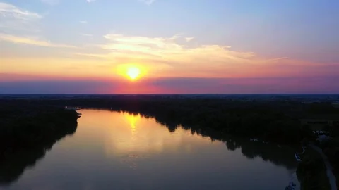 Video of the sunset on the Po river close to Casalmaggiore, Cremona/Italy Stock-Footage 109184415