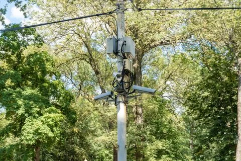 Video surveillance system with multiple cameras in the park Foto stock