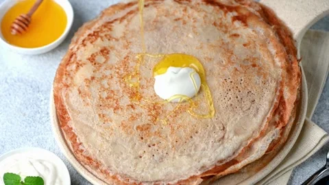 Video of Syrup being poured on to stack of tasty pancakes with melted butter. Stock-Footage 336589064