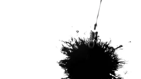 Video transition ink dripping onto an alpha channel. Stock-Footage 121507733