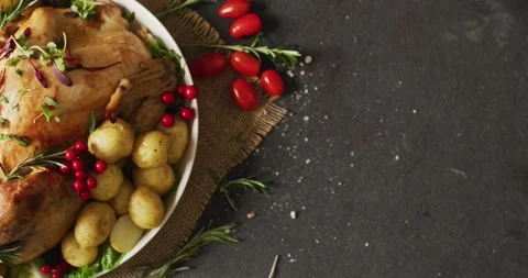 Video of tray with roasted turkey, potatoes and pepper on grey surface 스톡 동영상 331207733
