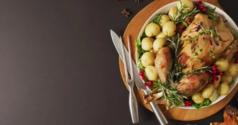 Video of tray with roasted turkey, potatoes and cutlery on grey surface 스톡 동영상 331207740