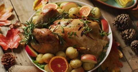 Video of tray with roasted turkey, potatoes and pumpkins on wooden surface 스톡 동영상 331245807