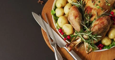 Video of tray with roasted turkey, potatoes and cutlery on grey surface 스톡 동영상 331294552