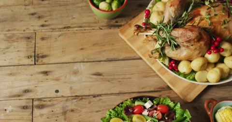 Video of tray with roasted turkey, potatoes and vegetable on wooden surface 스톡 동영상 331306999
