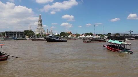Video of a tug pulling barge on the Chao Phraya river past Wat Arun Stock Footage 97153175