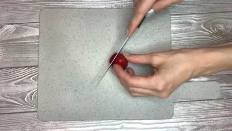 Video tutorial on how beautifully cut strawberries with fan and decorate yogurt. Vídeos de archivo 195513078