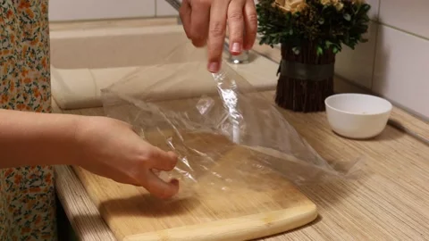 Video tutorial unrecognizable female hands holding transparent plastic baking 動画素材 239298004