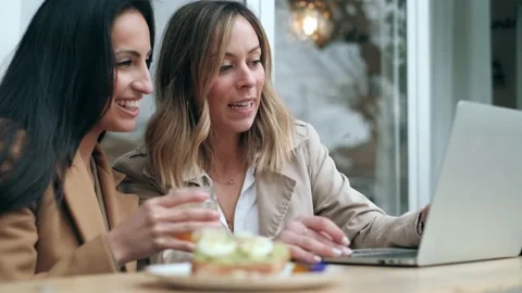 Video of two happy friends sharing a brunch together while working with lapto 스톡 동영상 213293544