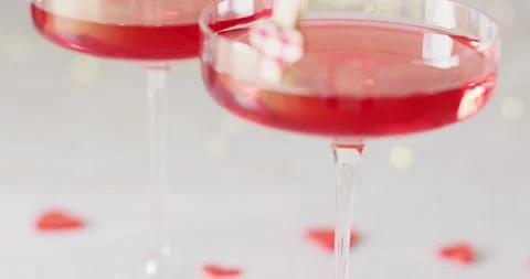 Video of two red drinks in cocktail glasses with heart clips, selective focus Vidéo 331307118