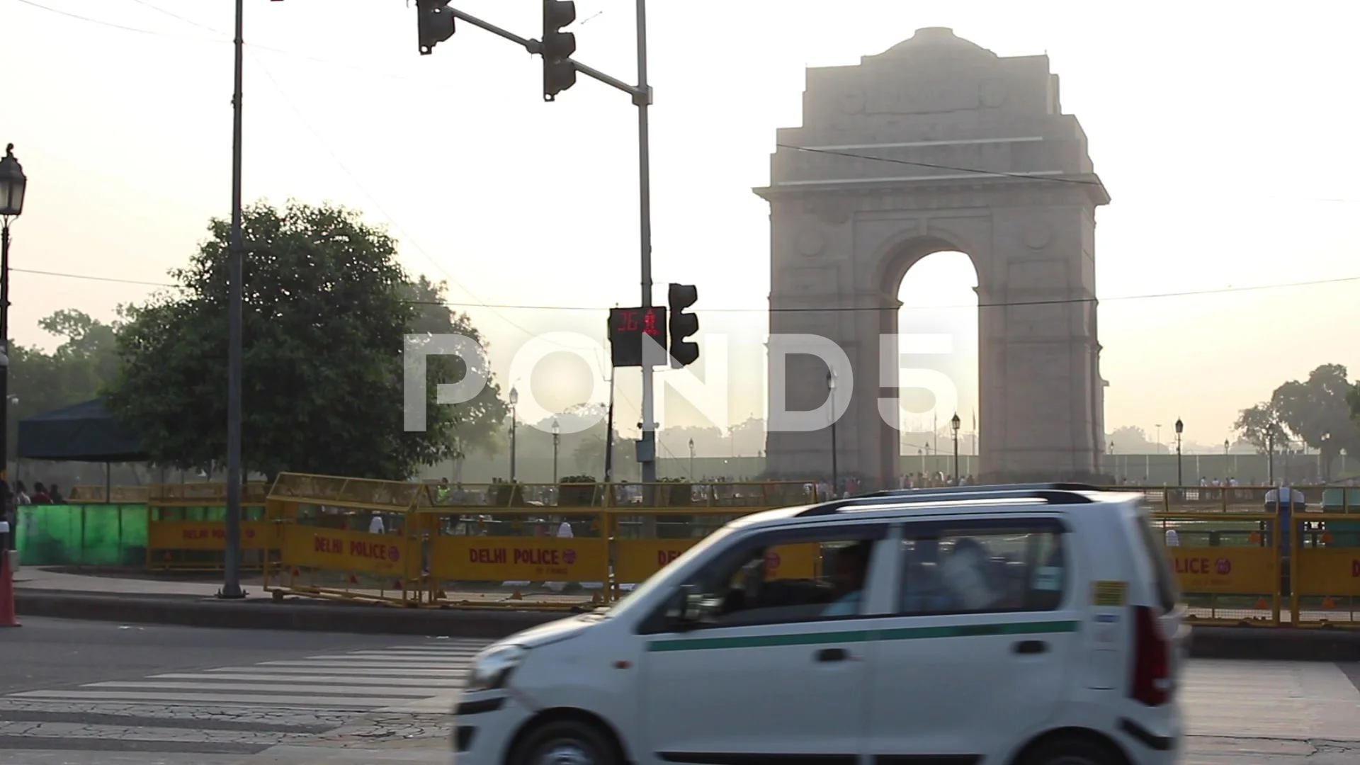 Video of vehicle passing by road in front of India Gate, Delhi.