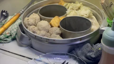 Video vendor preparing bakso (meatball) and tofu. Stock Footage 321553530