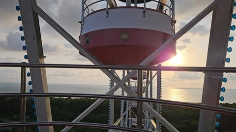 Video view from a Ferris wheel at sunset with the sea in the background Vídeo Stock 337120264
