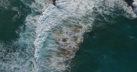 Video of the waves from above. Video stock 59752602