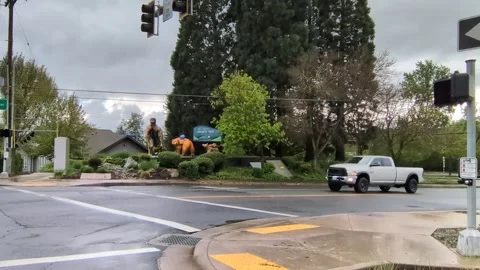 Video of a welcome to Grants Pass Oregon sign with large caveman statue 動画素材 345367286