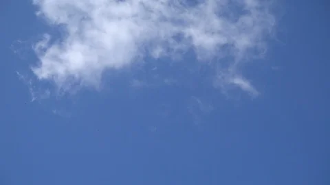 Video of white cloud moving on blue sky in the afternoon. Stock-Footage 102251160