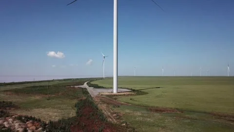 Video of windmills generating electricity and power next to pink salt lake. Stock Footage 208315570