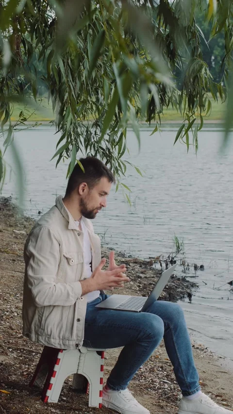 Videochat At The River Vídeos de archivo 291714428