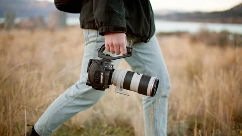 Videographer carrying cinema camera, close up 库存影片 209351676