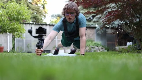 Videographer doing push ups outdoors Vídeo Stock 336791377
