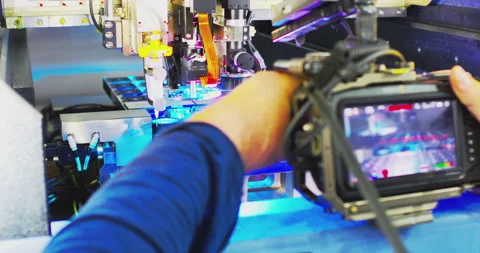 A videographer films the process of manufacturing a printed circuit board. 库存影片 337166052