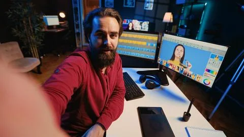 Videographer recording video editing tutorial using smartphone selfie camera 库存照片