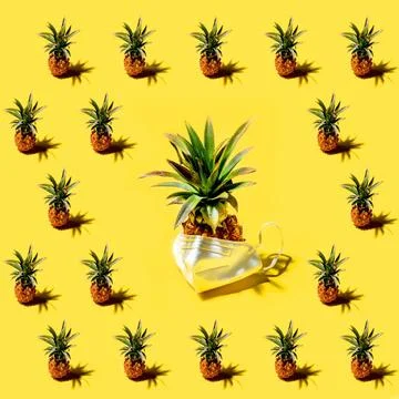 Viele Ananas auf einem einfarbig gelben Hintergrundmuster Fresh mini pinea... Stock Photos