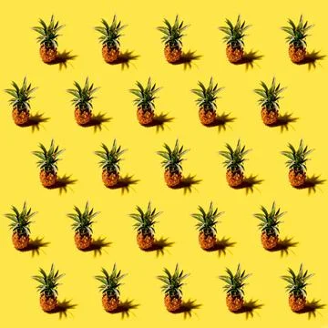 Viele Ananas auf einem einfarbig gelben Hintergrundmuster Fresh mini pinea... Stock Photos