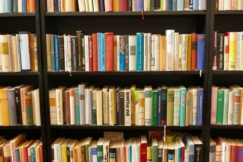 Viele gebrauchte Bücher in einer Bücherei, Bibliothek, Antiquariat, Bücher Stock Photos