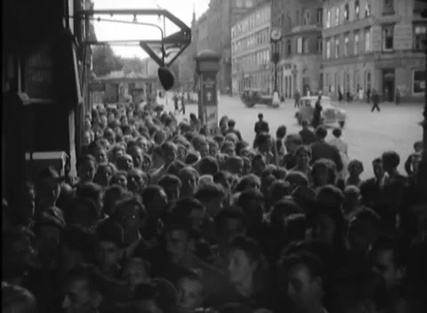 VIENNA, AUSTRIA - 1945: Street queue - Line stretches past the shopfronts Video stock 344486336