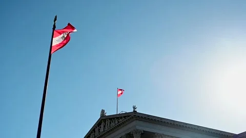 Vienna, Austria: Slow motion of flags of Austria in front of Parlament. Vidéo 252819785