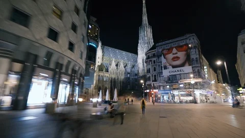 Vienna Hyperlapse with St. Stephen's Cathedral and Stephansplatz square at night 스톡 동영상 105713428