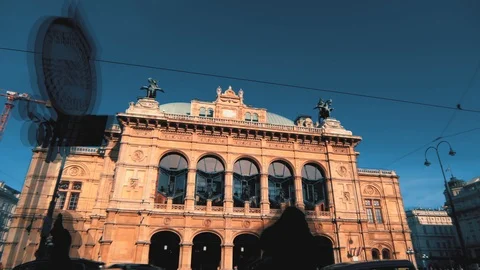 Vienna State Opera hyperlapse, busy street traffic, tourist attraction 스톡 동영상 124868249