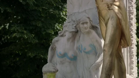 Vienna Strauss memorial - tilt down medium Stock Footage 74415323