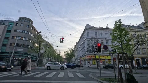 Vienna's Vibrant Daytime Streets: A Visual Tour in 5K Quality Vídeo Stock 239024673