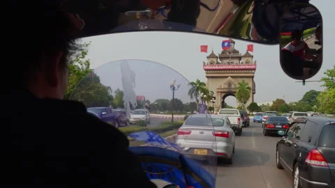 Vientiane Arc de Triomphe seen by tourists in the Tuk Tuks，Laos Stock Footage 134099264