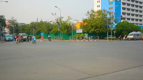 VIENTIANE, LAOS - CIRCA DEC 2013: Traffic at a typical intersection in Vienti Видео 46818517