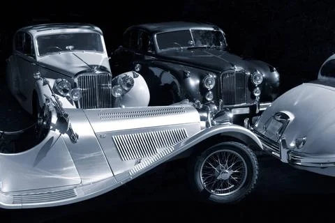  Vier Oldtimer (Jaguar) Vier elegante Jaguar-Oldtimer: drei Limousinen und... Stock Photos