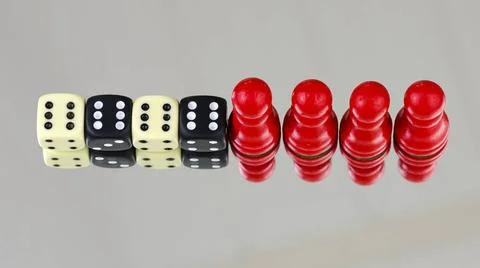 Vier Würfel und vier rote Kegel in einer Reihe Vier Würfel mit sechs Augen. Stock Photos