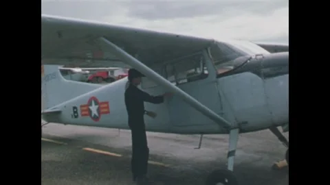 VIETNAM - 1968: Air Force Training - Airman Beside Marked Aircraft 库存影片 343935752