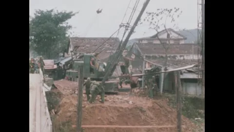 VIETNAM - 1968 - US Marines begin repairs to a destroyed pier on the Perfume Vidéo 340575709