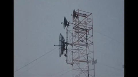 VIETNAM - 1970: Microwave tower - Tower carries three parabolic dishes Vídeos de archivo 344005496