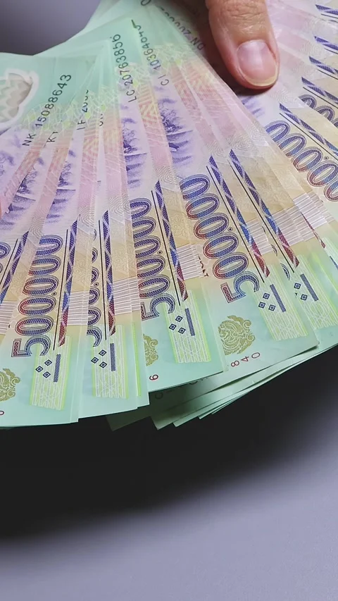 Vietnamese banknotes (VND) of five hundred thousand dong denomination Stock Footage 336714646